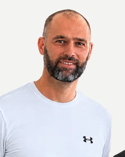 L'Edgar Rodríguez, somrient, amb samarreta blanca.